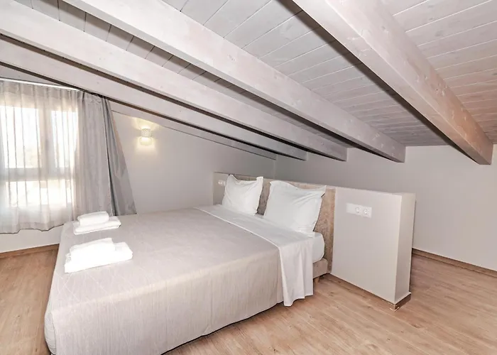 Helichrysum Lofts Junior House J1 Khokhlastí